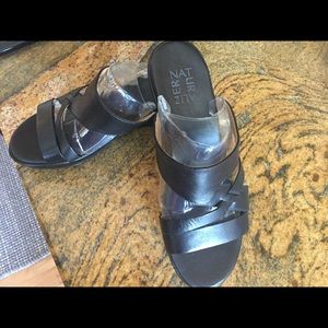 NEW NATURALIZER PLATFORM SANDALS, BLACK LEATHER